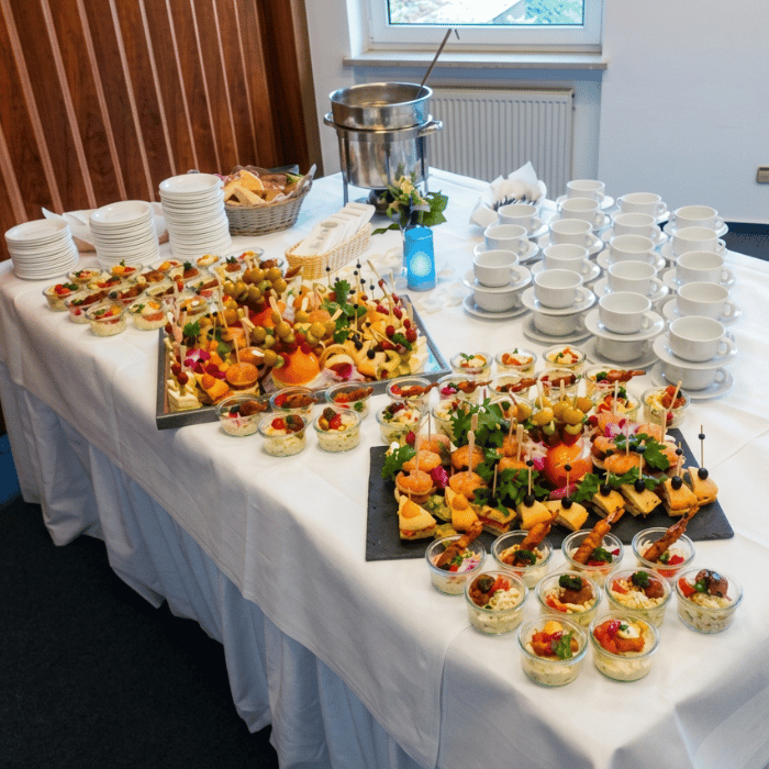 Frisch zubereitete mediterrane Köstlichkeiten, perfekt geeignet für ein abwechslungsreiches Event-Buffet von Alexander Barth.