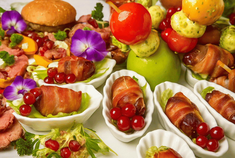Exklusives Fingerfood mit Datteln im Speckmantel, Mini-Burgern und bunten Spießen von Barth Catering in Uelzen.